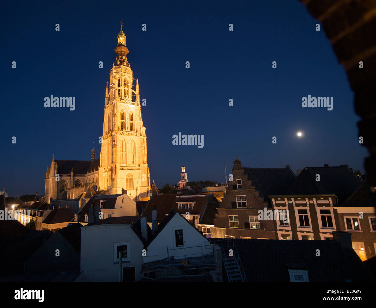 La Grote Kerk ou Grand'église de Breda, Noord Brabant, Pays-Bas, est éclairé la nuit Banque D'Images