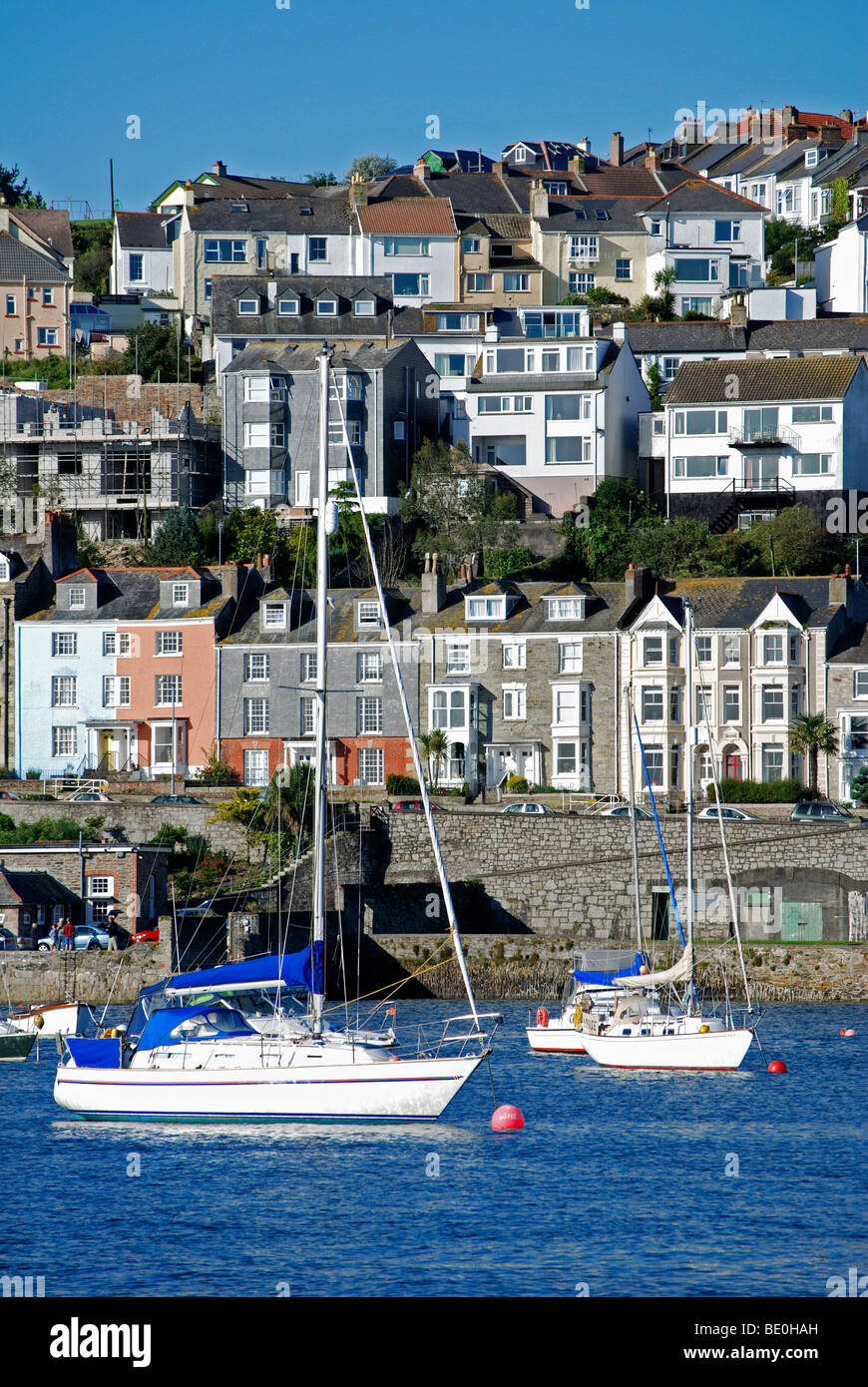 Chambres donnent sur des bateaux dans la baie de Falmouth, à Cornwall, uk Banque D'Images