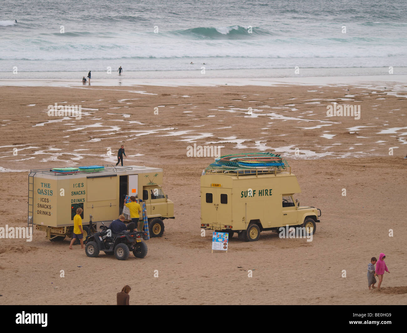 Ancienne série Landrover et avancée utilisée pour surfer sur la location et la vente de boissons et glaces sur la plage,Baie de Holywell, Cornwall Banque D'Images
