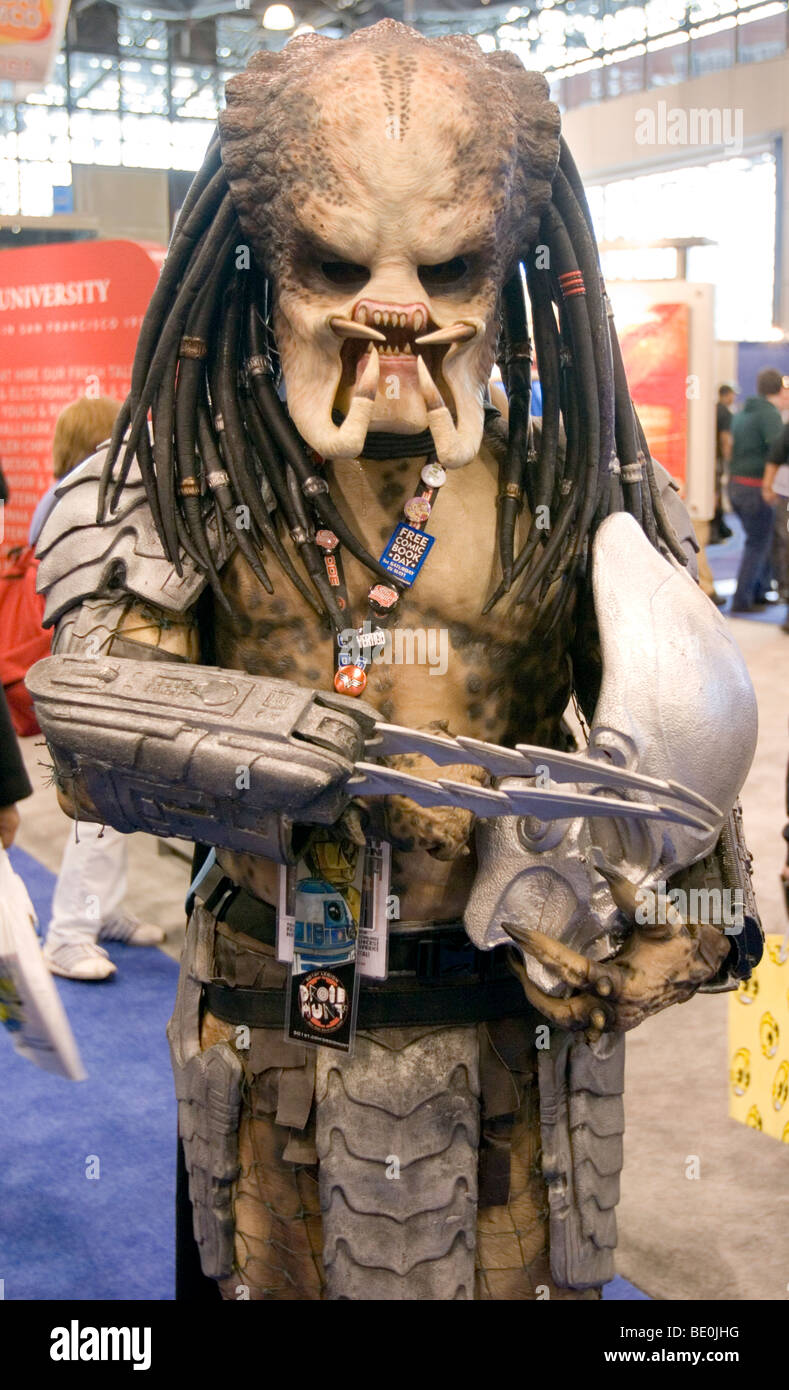 Un homme habillé comme le prédateur pose à la New York Comic Con. Banque D'Images