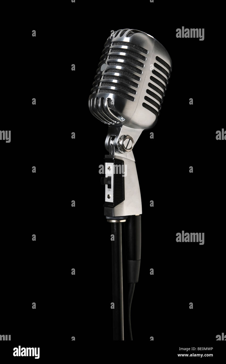 Microphone VIntage isolé sur un fond noir Banque D'Images