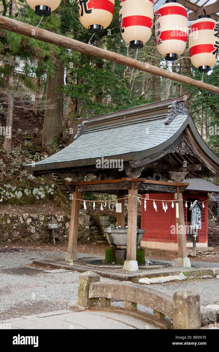 Chusha culte purification fontaine à Sanctuaire Togakushi, Japon Banque D'Images