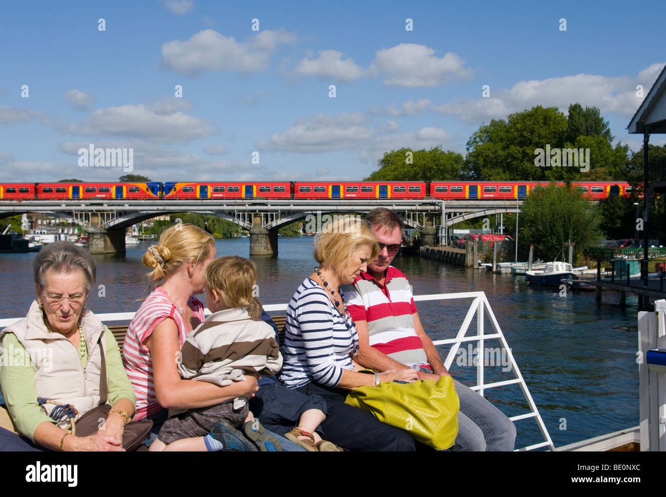 Les touristes sur un bateau de plaisance Banque D'Images