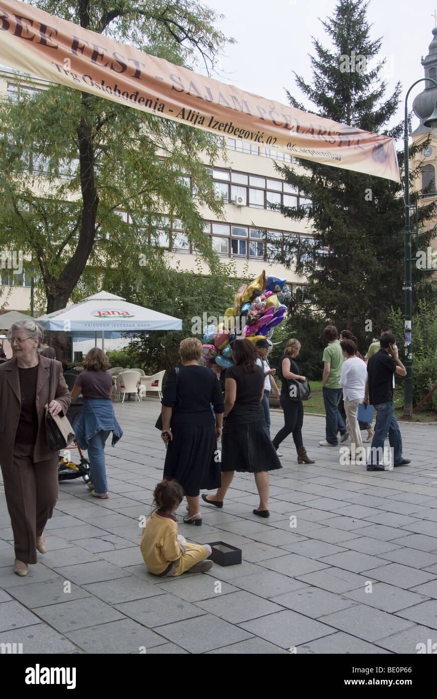 La mendicité des enfants proches de la libération (Place du marché), Sarajevo Banque D'Images