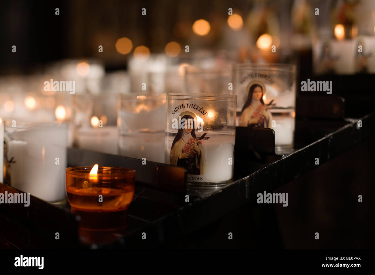 Des bougies allumées dans la prière à sainte Thérèse de Lisieux, connu comme 'La petite fleur', dans la Cathédrale de Rouen, France Banque D'Images