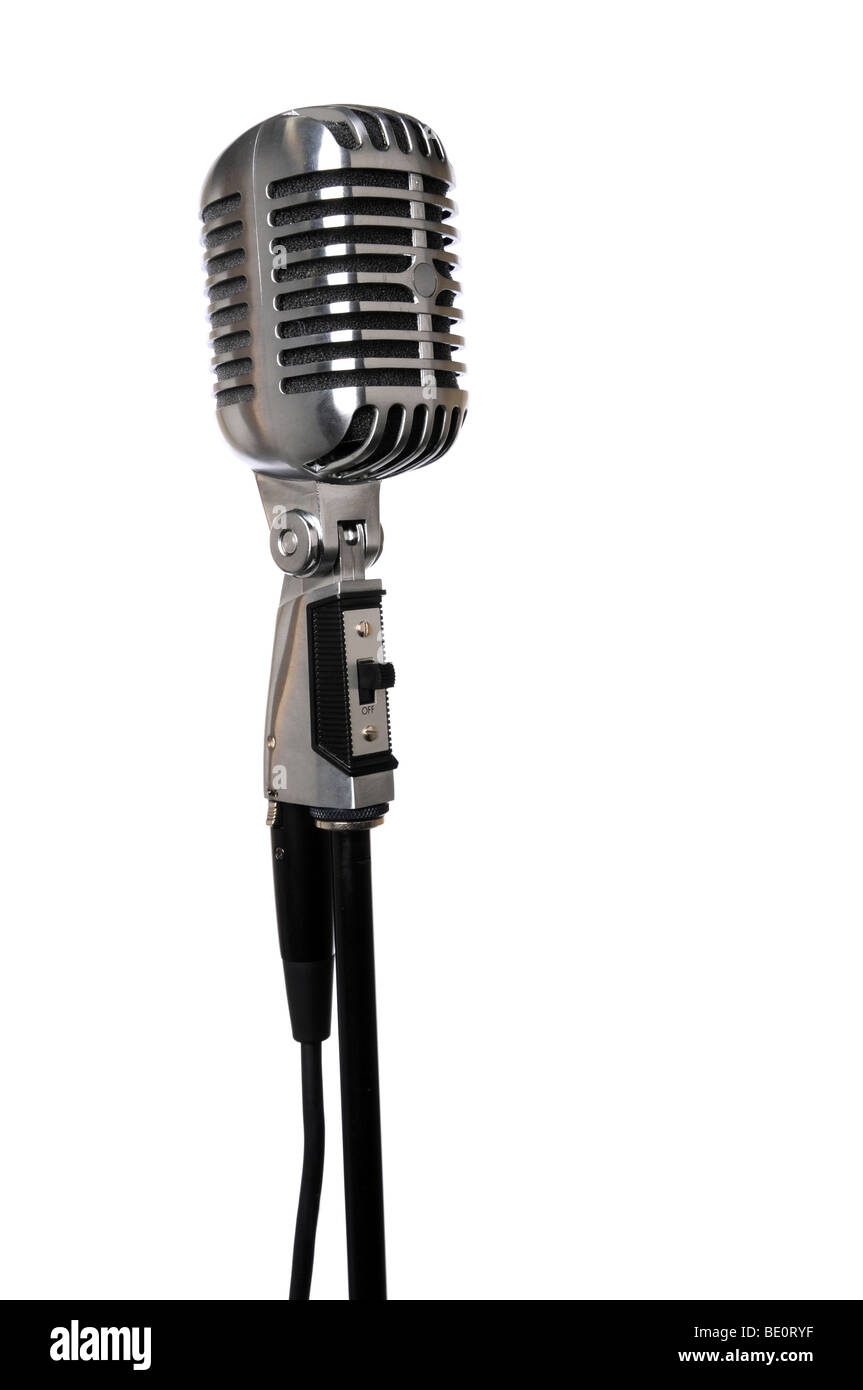 Sur le stand de microphone vintage isolé sur fond blanc Banque D'Images