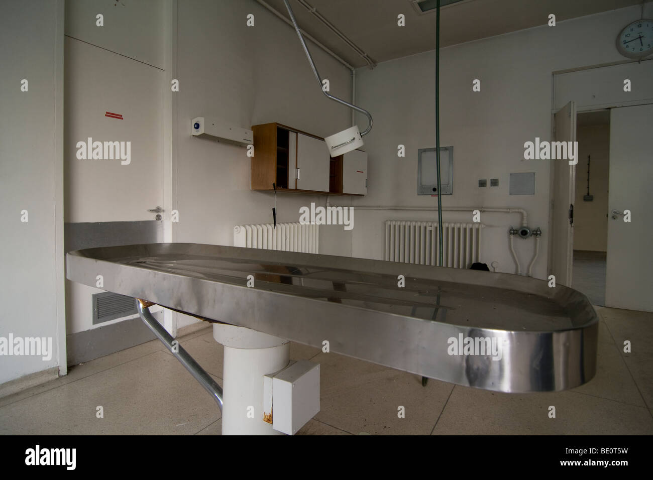 Un bloc utilisé pour autopsie à la morgue de l'hôpital abandonné Harold Wood, Havering, UK Banque D'Images