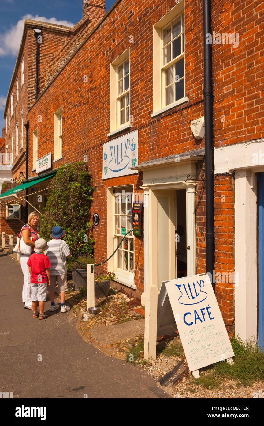 Tillys cafe dans le populaire village de North Norfolk Burnham Market à Norfolk Uk Banque D'Images