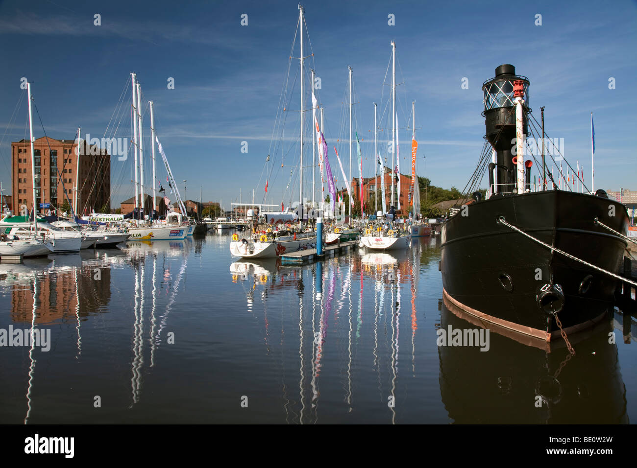 Marina de Hull, avec 37 yachts amarrés et prépare à laisser sur la course autour du monde 2009 - 2010. Banque D'Images