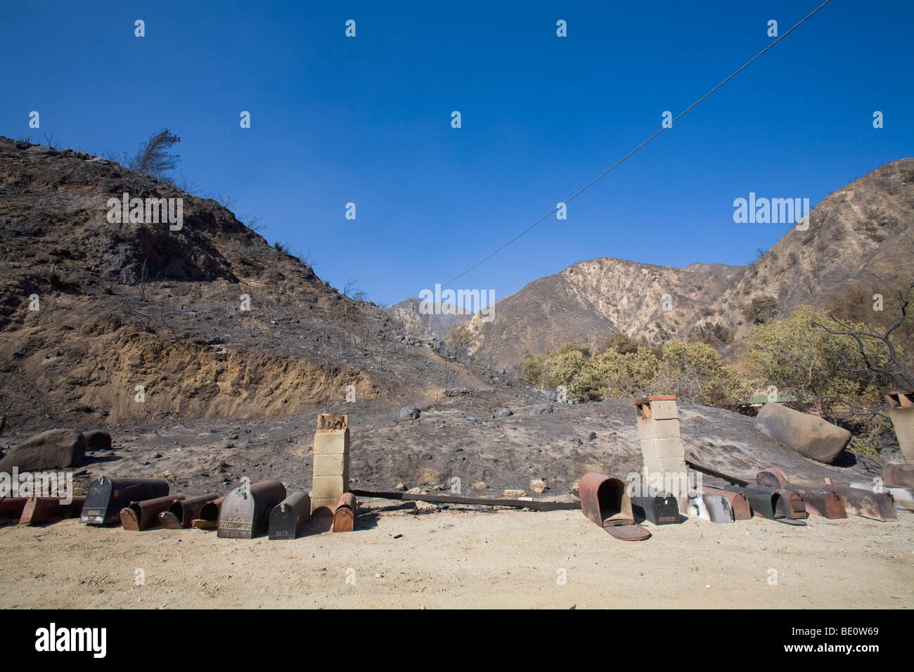 Zone résidentielle et maisons dévastées par le feu de la station, 5 septembre 2009, Angeles National Forest, Los Angeles, Californie, USA Banque D'Images