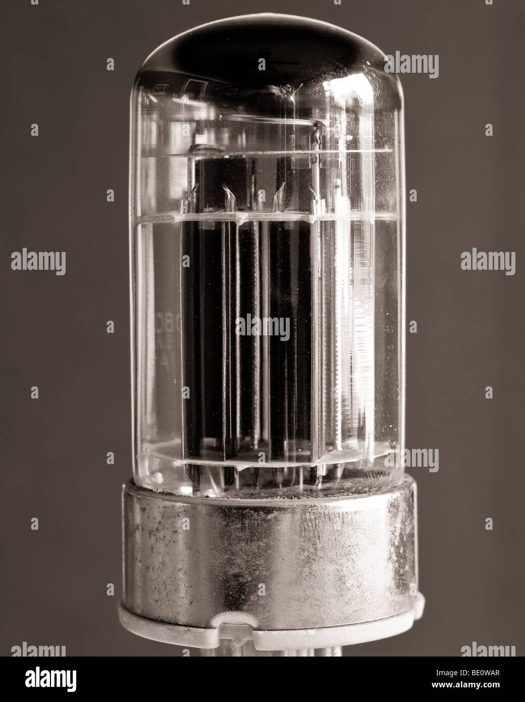 Un tube à vide sur un arrière-plan gris Banque D'Images