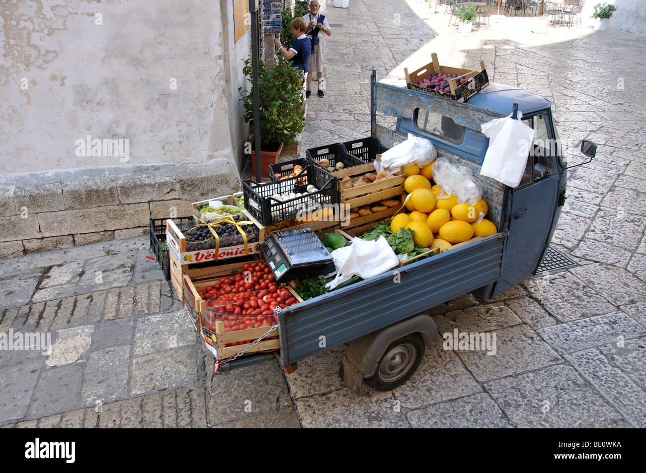 Van de fruits et légumes dans la vieille ville, Ostuni, Brindisi Province, Région des Pouilles, Italie Banque D'Images