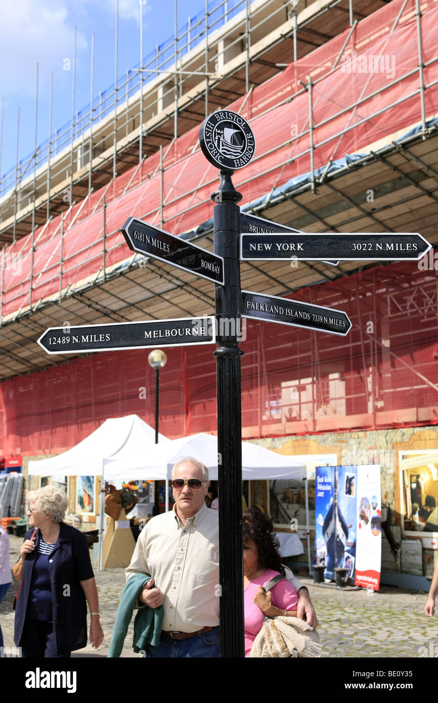 Distance International, la marque d'endroits autour du monde de la ville de Bristol en Angleterre Wapping Wharf Banque D'Images