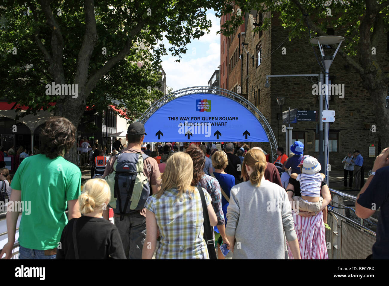 Les gens à marcher en direction de Queen Square et quai de Redcliffe Bristol UK Banque D'Images