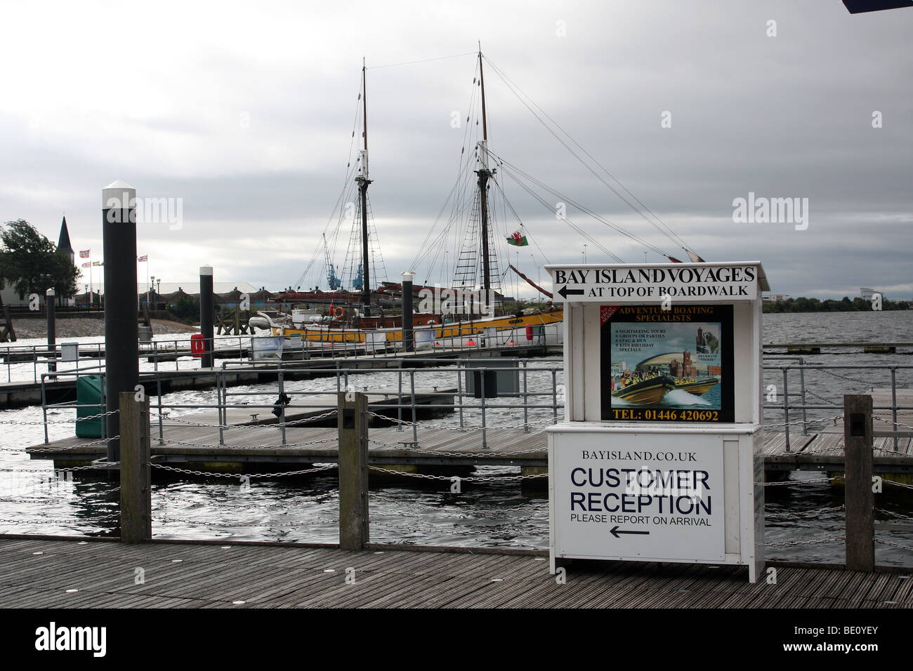 Bay Island voyages sur un jour nuageux Banque D'Images