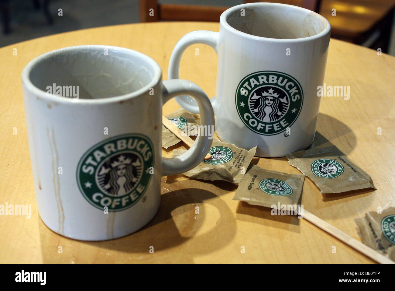 Deux tasses de café Starbucks Banque D'Images