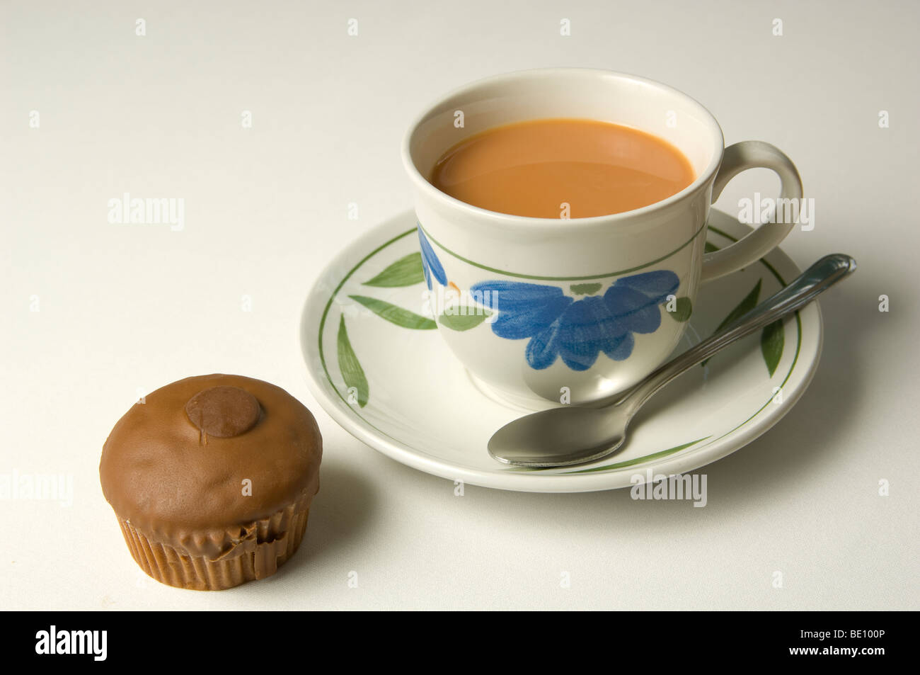 Tasse de thé et une seule cup cake. Banque D'Images