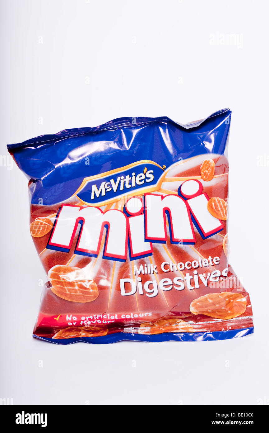 Un gros plan d'un paquet de chocolat au lait mini mcvities biscuits digestive sur un fond blanc Banque D'Images