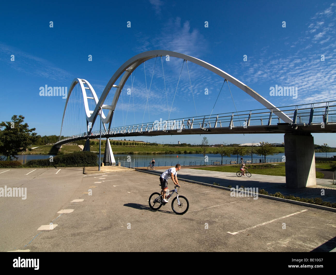 Les jeunes la bicyclette dans un parking en dessous de l'Infini pont pied traversant la rivière Tees à Stockton Banque D'Images