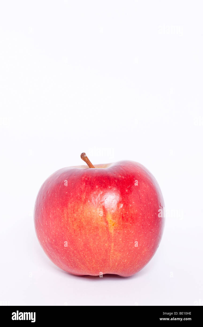 Un gros plan d'une pomme rouge sur un fond blanc Banque D'Images