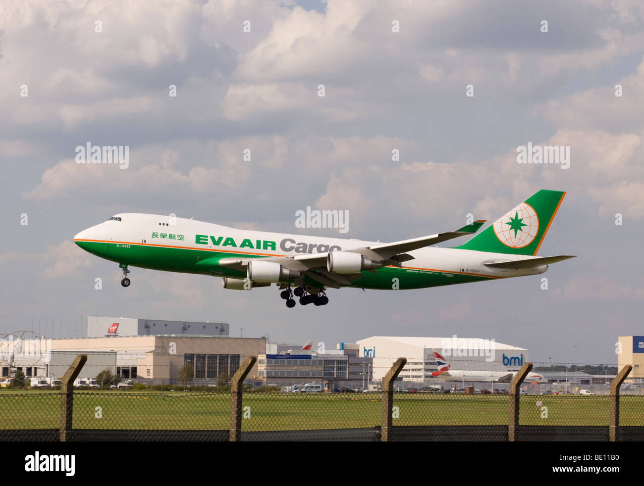 EVA Air Cargo Boeing 747-45EF/SCD L'atterrissage à l'aéroport Heathrow de Londres. Banque D'Images