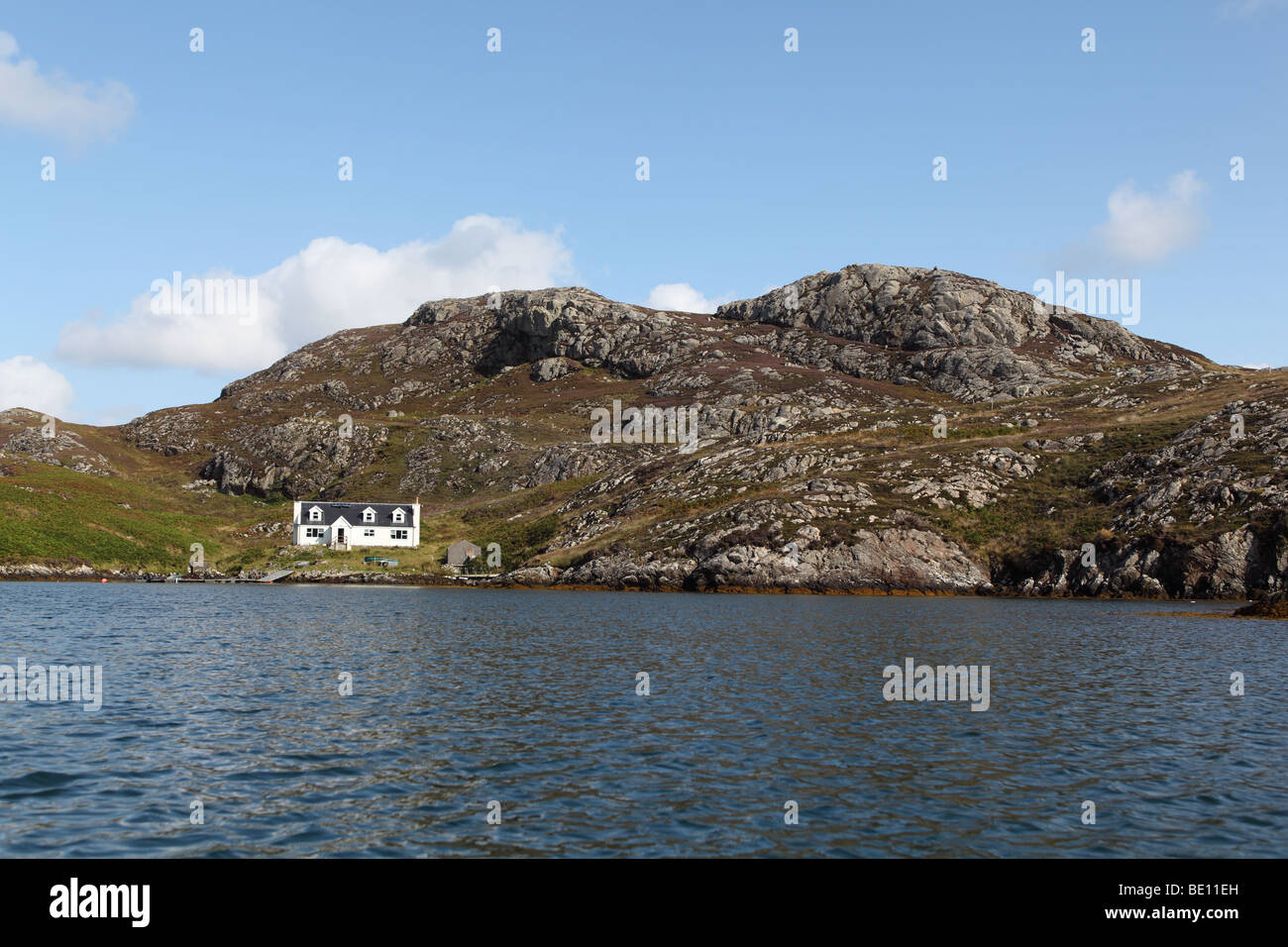 Maison sur une île isolée près de Grimsay, Hébrides extérieures, en Écosse, au Royaume-Uni. Banque D'Images