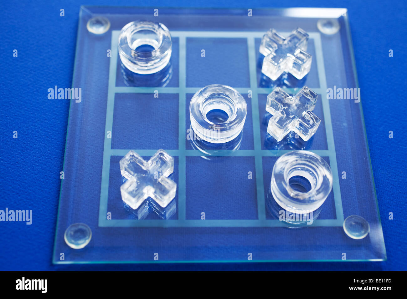 Le tic-tac-toe, également orthographié tick tack toe, et appelés zéros et des croix, des étreintes et des baisers. Banque D'Images