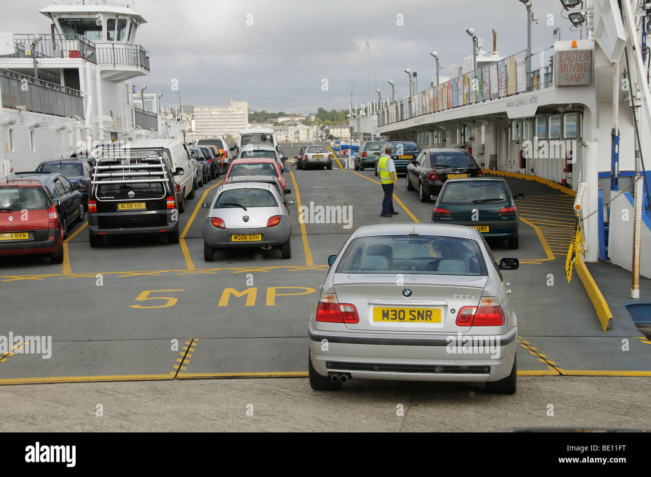 Le chargement des voitures sur le Torpoint pour traverser la rivière Tamar entre Devonport Plymouth dans le Devon England UK Torpoint Banque D'Images