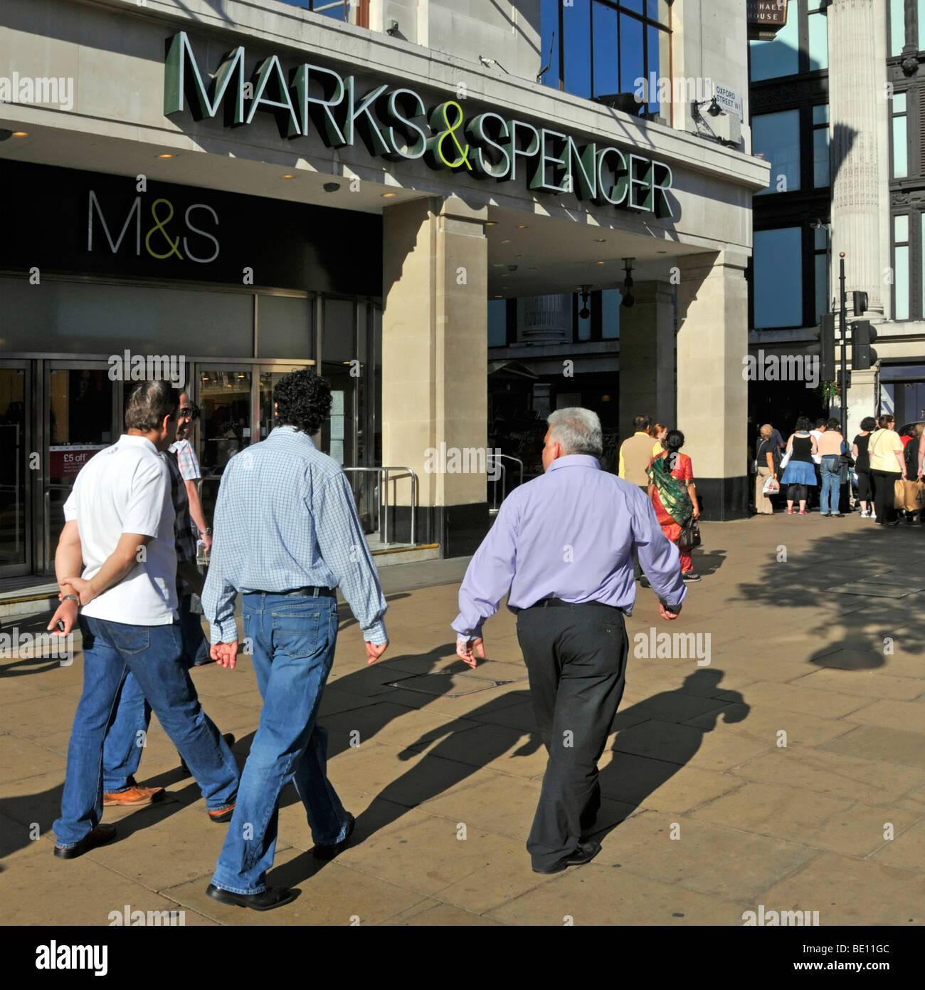 Les gens de l'extérieur Marks and Spencer flagship store à Marble Arch, Oxford Street Banque D'Images