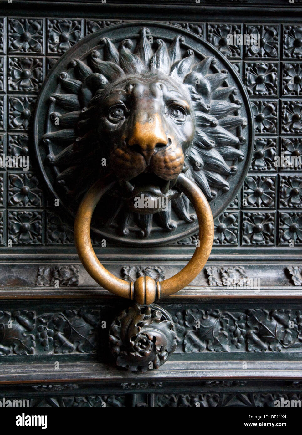 Détail de heurtoir en laiton à l'entrée de la cathédrale de Cologne en Allemagne Banque D'Images