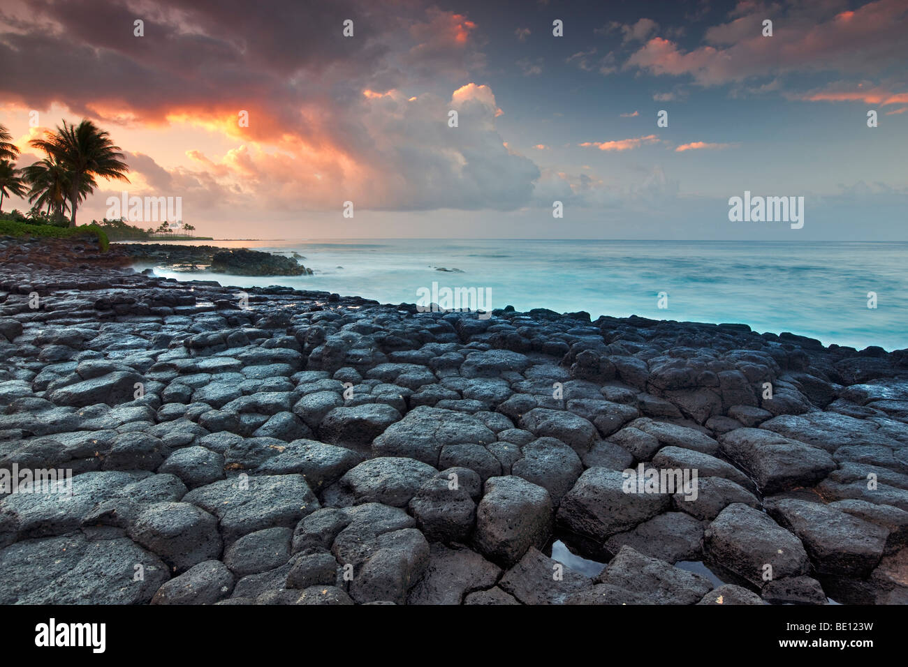 Les colonnes de basalte en colonnes (de) et le lever du soleil, Poipu. Kauai, Hawaii. Banque D'Images