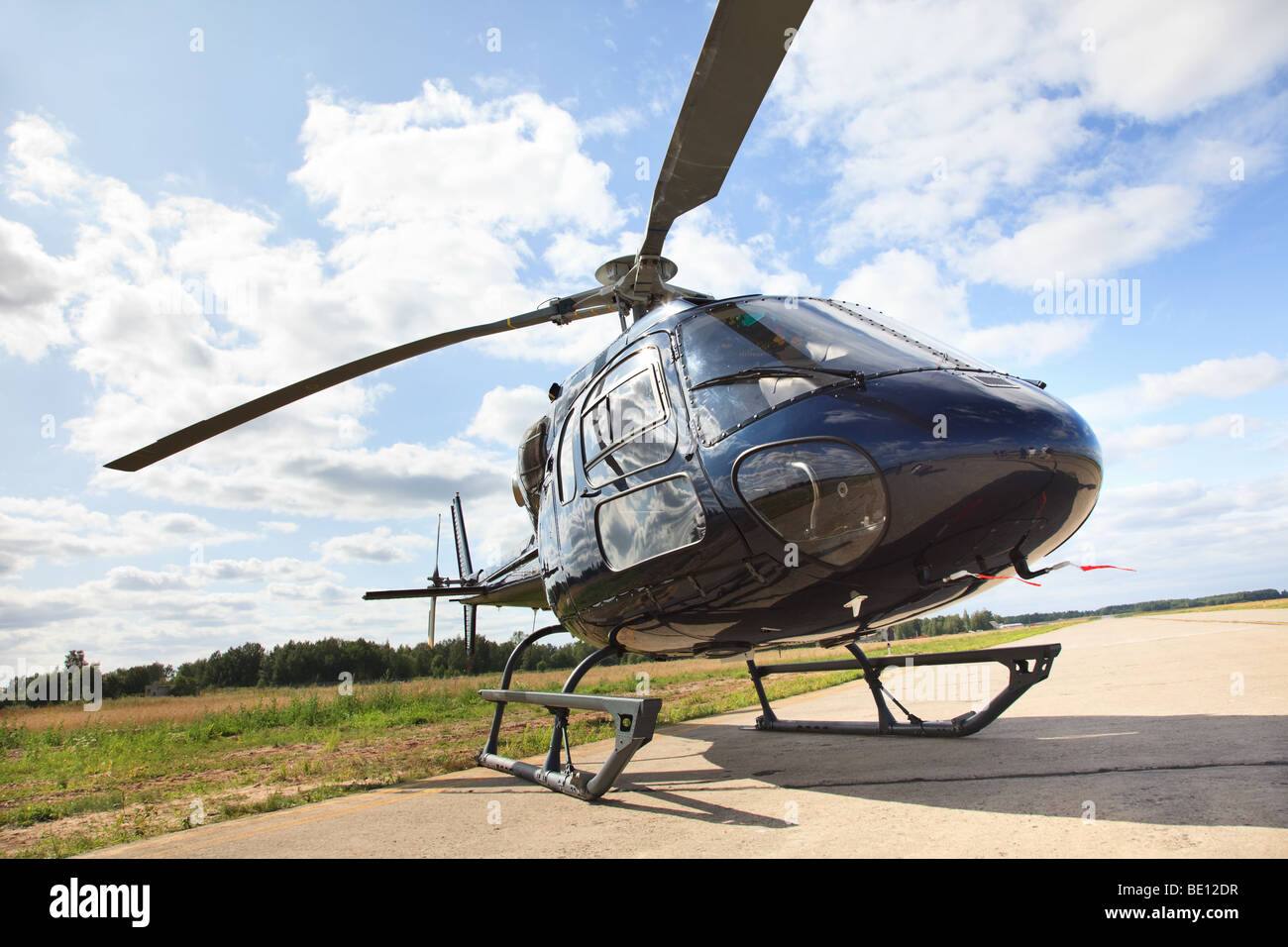 Hélicoptère Noir debout sur piste d'aviation. Banque D'Images