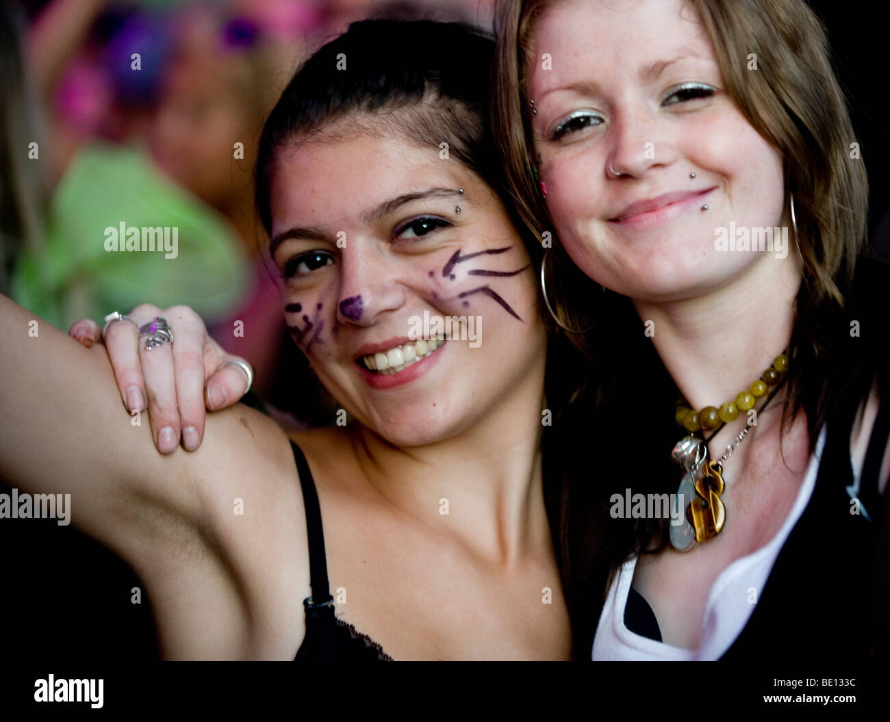 Jeunes filles posant au 2009 Festival Glade. Banque D'Images