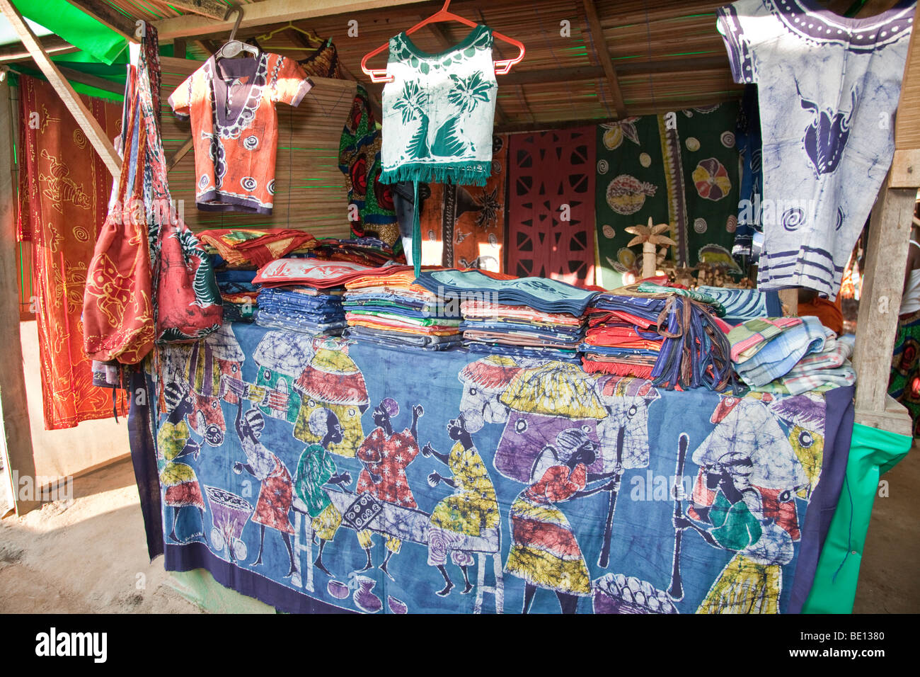 Vêtements batik et les pièces murales sont en vente au Nigeria Abuja, la capitale. Banque D'Images