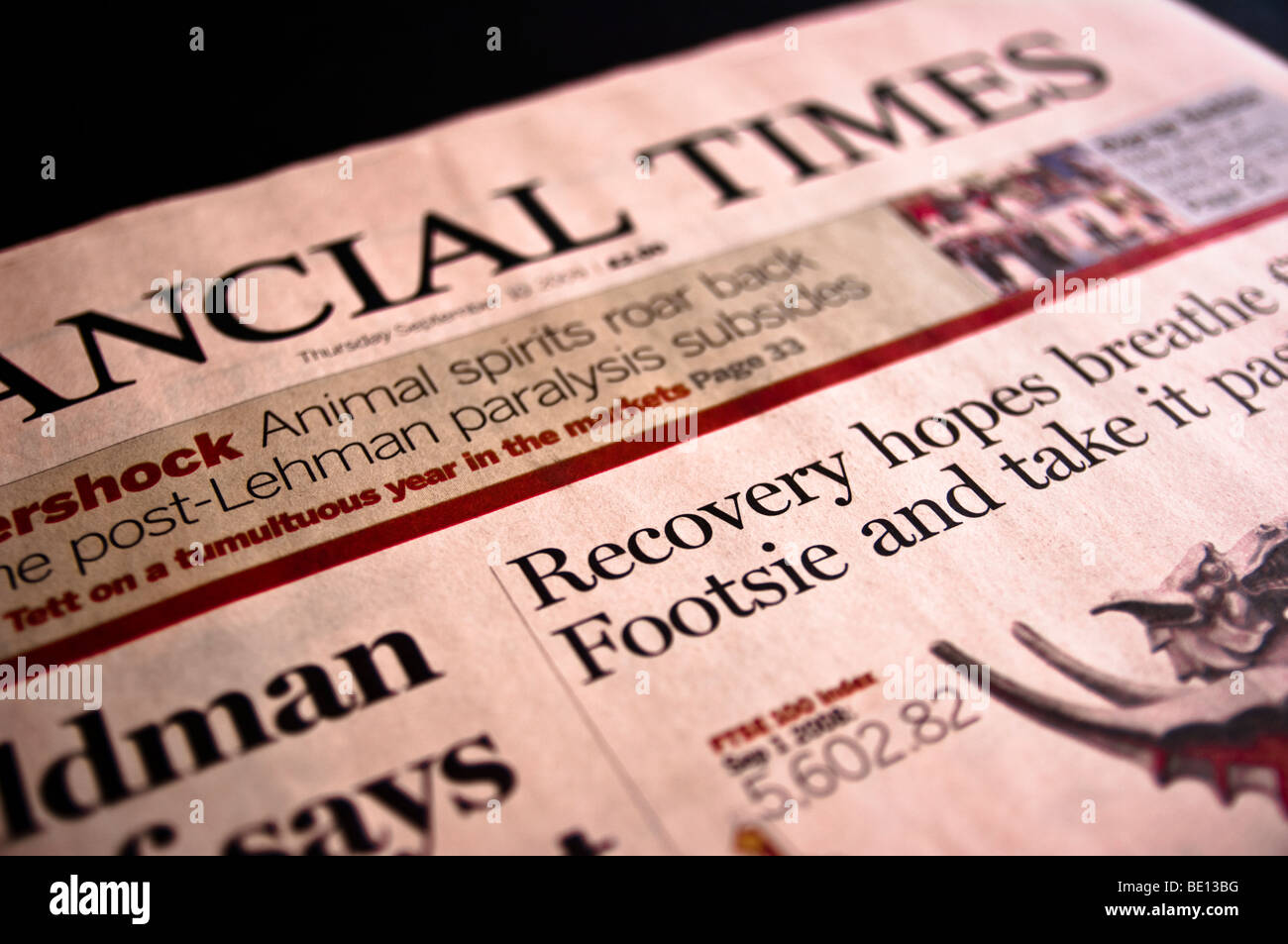 Journal Financial Times avec 'Récupération' headline Banque D'Images