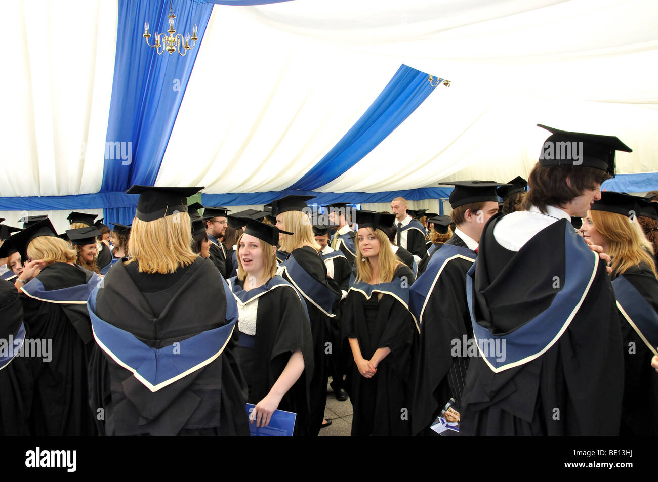 Les diplômés d'université à cérémonie de remise des diplômes, l'Université d'Oxford Brookes, Headington, Oxfordshire, Angleterre, Royaume-Uni Banque D'Images