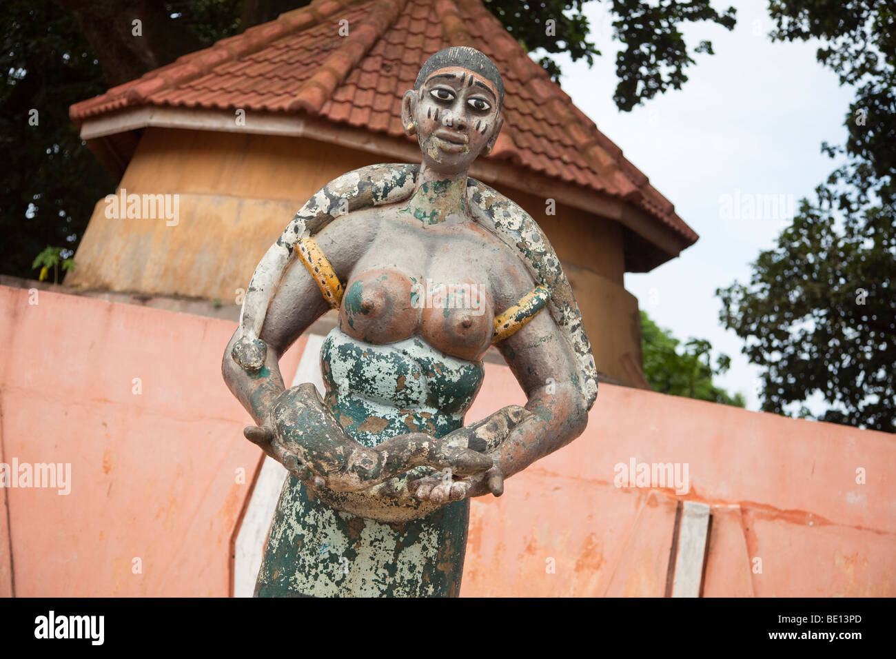 En dehors du Temple de pythons dans Oudiah, Bénin, un une statue de femme avec un python. Banque D'Images