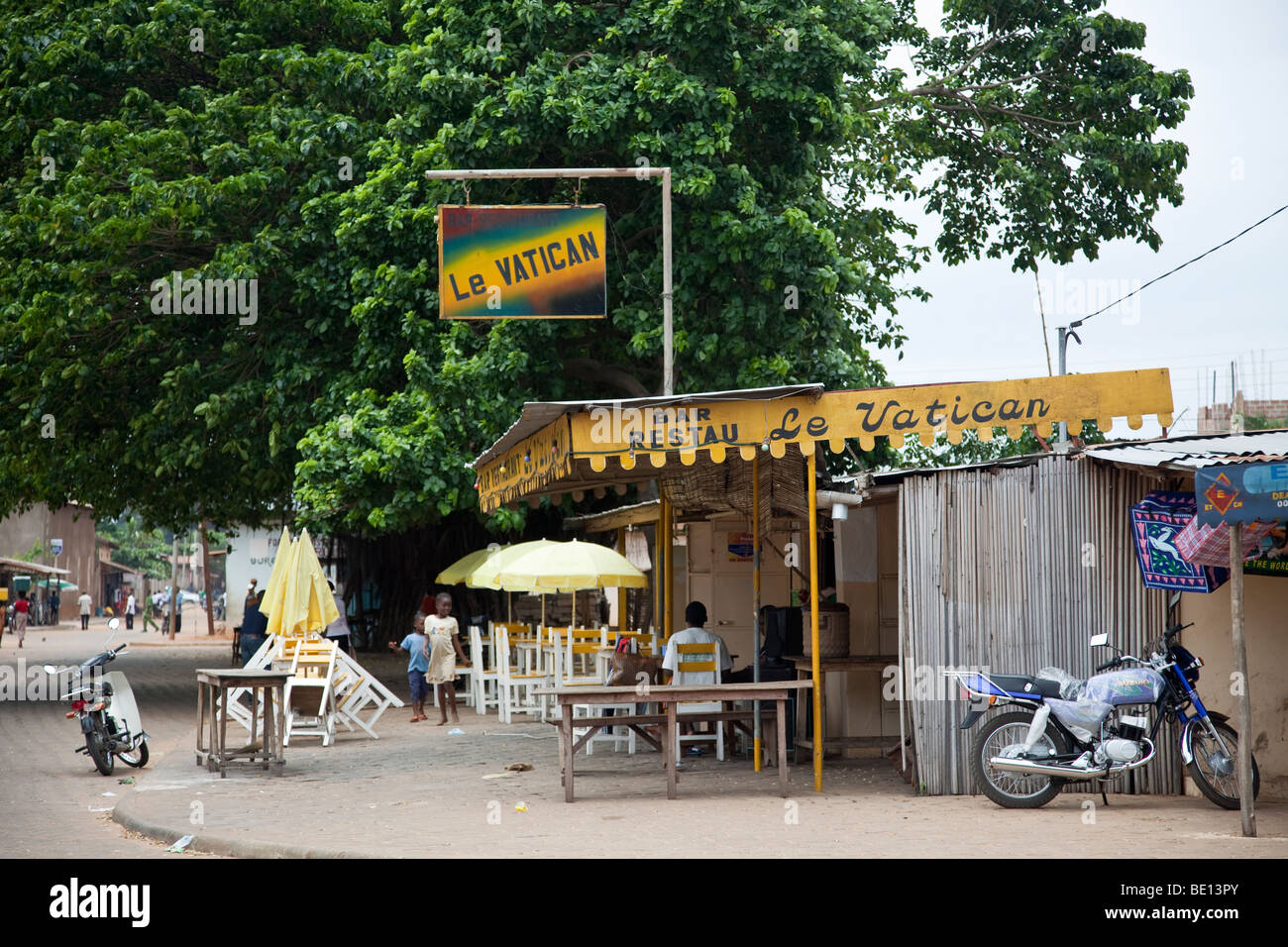 Un petit bar/restaurant à Ouidah, Bénin est nommé d'après le Vatican. Banque D'Images