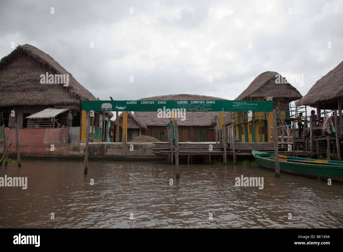 Le Carrefour Inn de Ganvie, le Bénin offre hébergement pour les touristes dans la région de maisons aux toits de paille. Banque D'Images