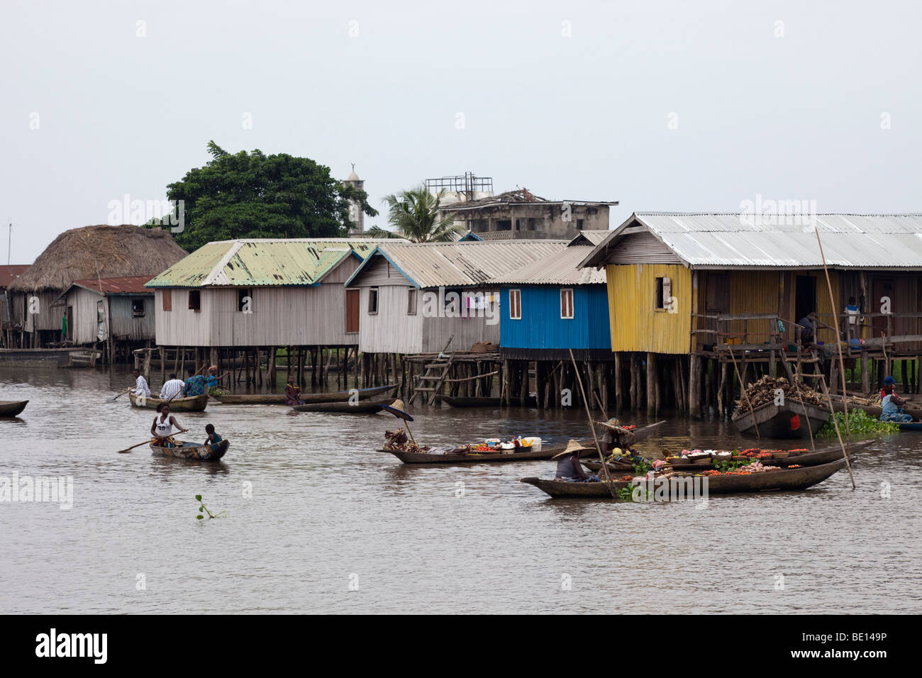 Ganvie, Bénin, avec quelque 3 000 bâtiments guindée et une population de 20 000 à 30 000 personnes, peut être le premier d'Afrique 'lake vllage' Banque D'Images