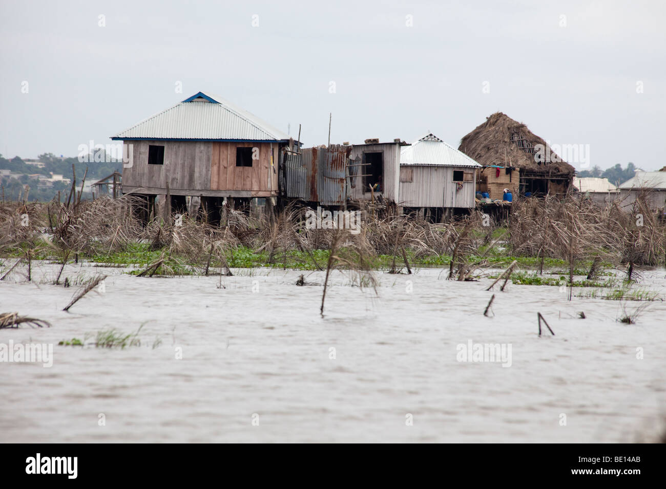 Ganvie, Bénin, avec quelque 3 000 bâtiments guindée et une population de 20 000 à 30 000 personnes, peut être le plus grand lac d'Afrique village. Banque D'Images