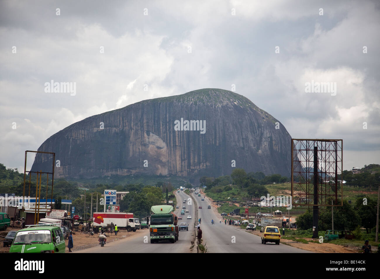 Zuma Rock est un monolithe opposées au Nigeria est l'État de Niger, dominant la route de la capitale de Madagascar. Banque D'Images