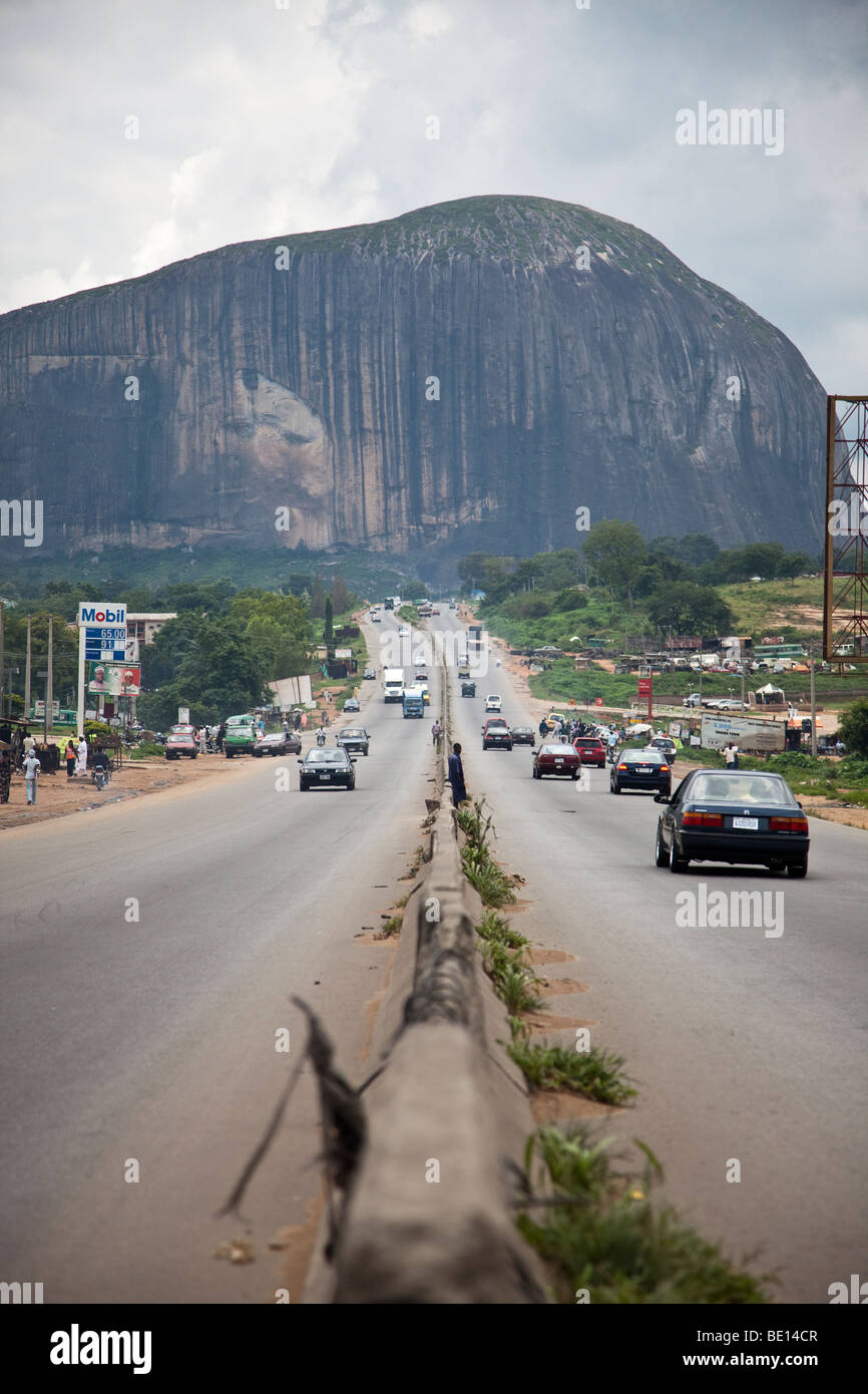 Zuma Rock est un monolithe opposées au Nigeria est l'État de Niger, dominant la route de la capitale de Madagascar. Banque D'Images