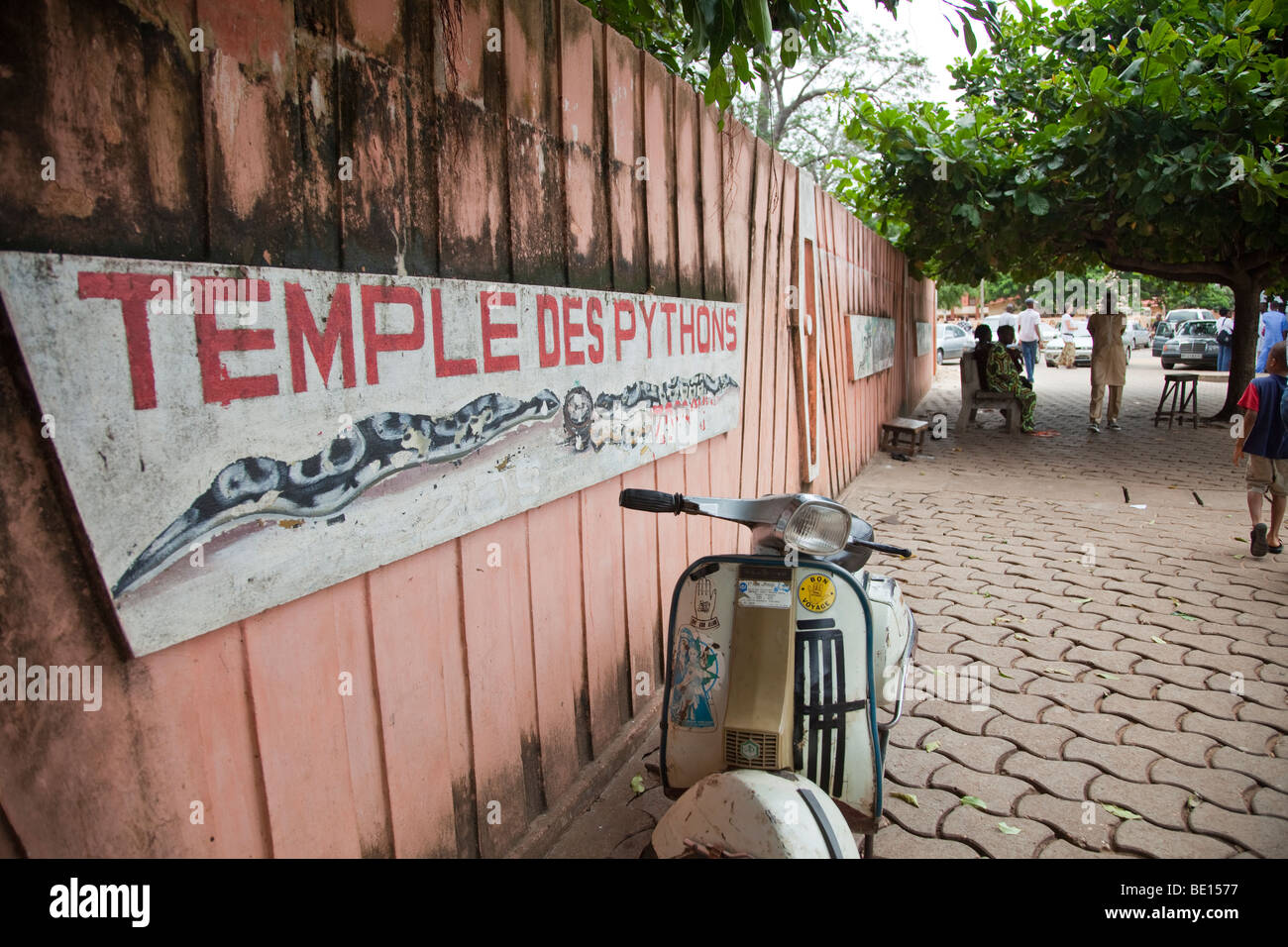 Le Temple de pythons à Ouidah, Bénin abrite quelque 50 roal pythons que les visiteurs peuvent s'enroulent autour de leur cou. Banque D'Images