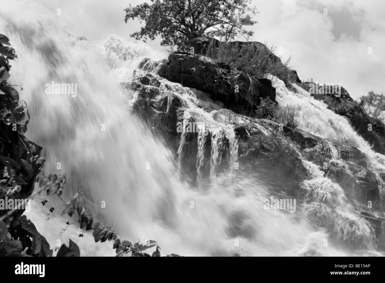 L'impressionnant Gurara Falls, sur la rivière Gurara du Nigeria dans l'État de Niger, est à 200 mètres de large avec un pic de 30 mètres Banque D'Images