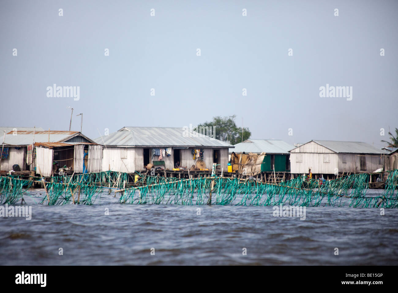 Le long de la côte du Bénin Cotonou Ganvie, entre et les pêcheurs vivent dans des maisons sur pilotis dans l'océan. Banque D'Images