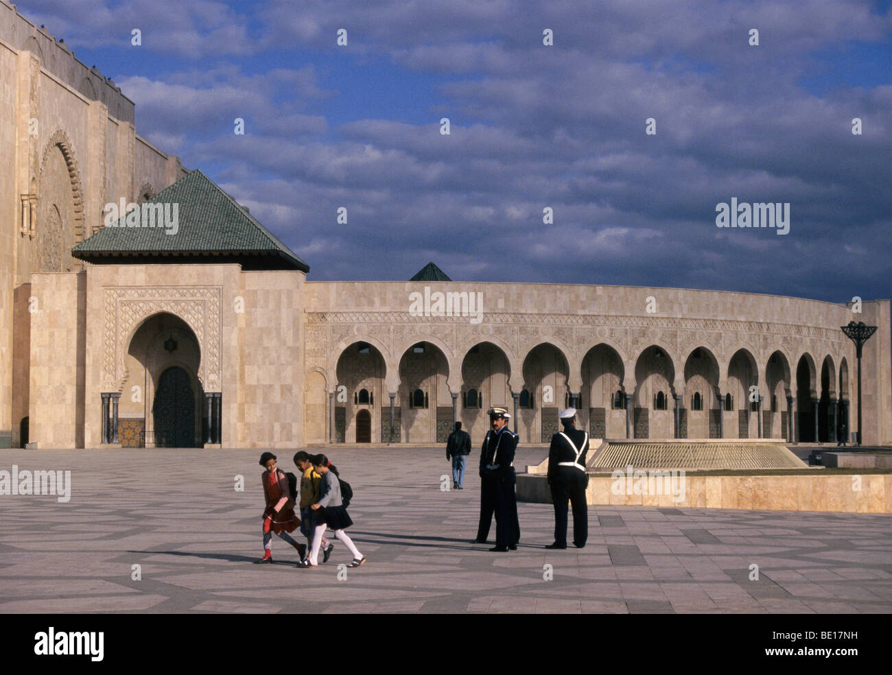Les policiers et les écolières à l'extérieur de la mosquée Hassan II de Casablanca - Maroc Banque D'Images