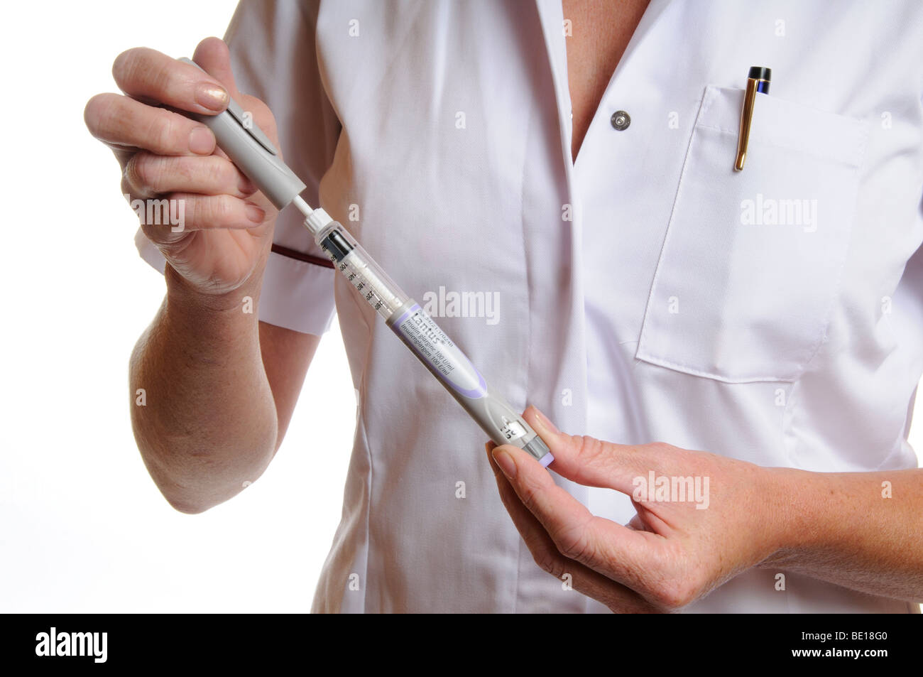 Stylo à Insuline Nurse holding a utiliser pour le traitement du diabète Banque D'Images