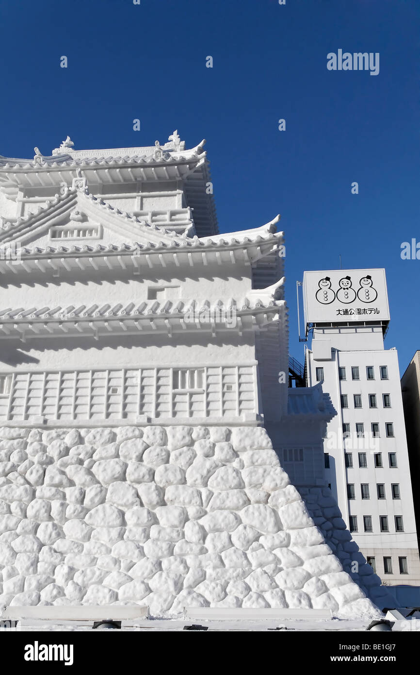 Sculpture sur neige géant du château d'Inuyama au Sapporo Snow Festival. Banque D'Images