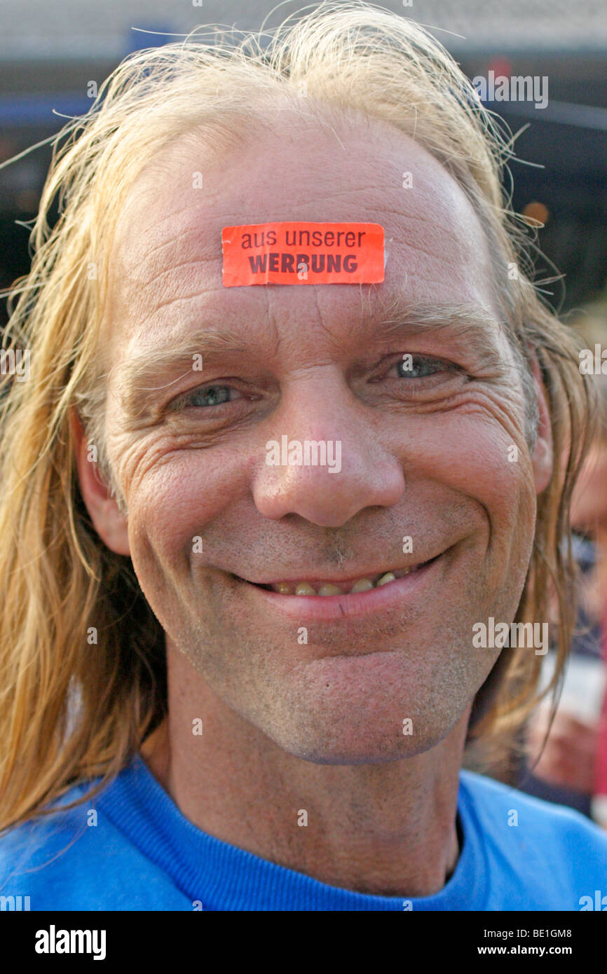 Portrait d'un homme avec une étiquette adhésive collant à son front Banque D'Images